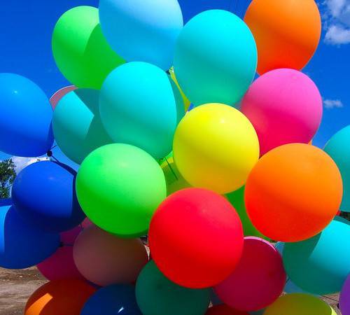 Фото разноцветных воздушных шаров в воздухе
